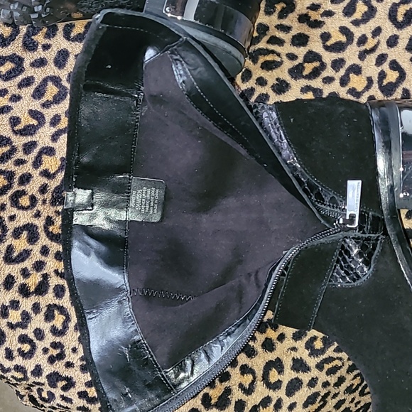 Vince Camuto black leather and suede boots. Size 5.5 - Picture 8 of 16